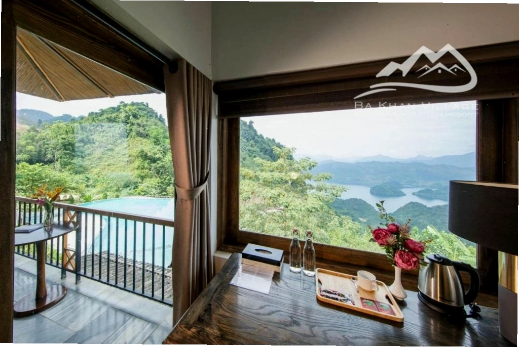 Bể bơi vô cực tại Ba Khan Village Resort với tầm nhìn đẹp ra thung lũng