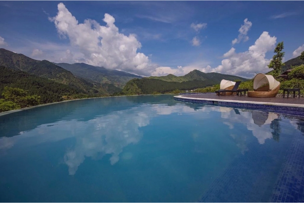Bể bơi vô cực tại Le Champ Tú Lệ Resort với tầm nhìn ra núi