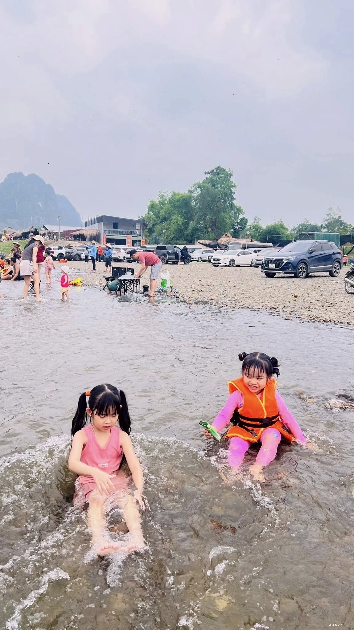Bè nổi cắm trại trên mặt sông Bôi