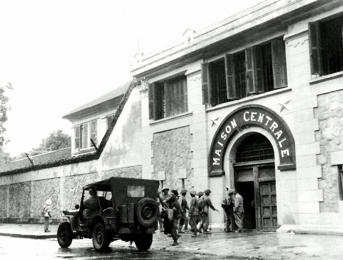 Bể tắm công cộng dùng cho tù nhân nhà tù Hỏa Lò năm 1994