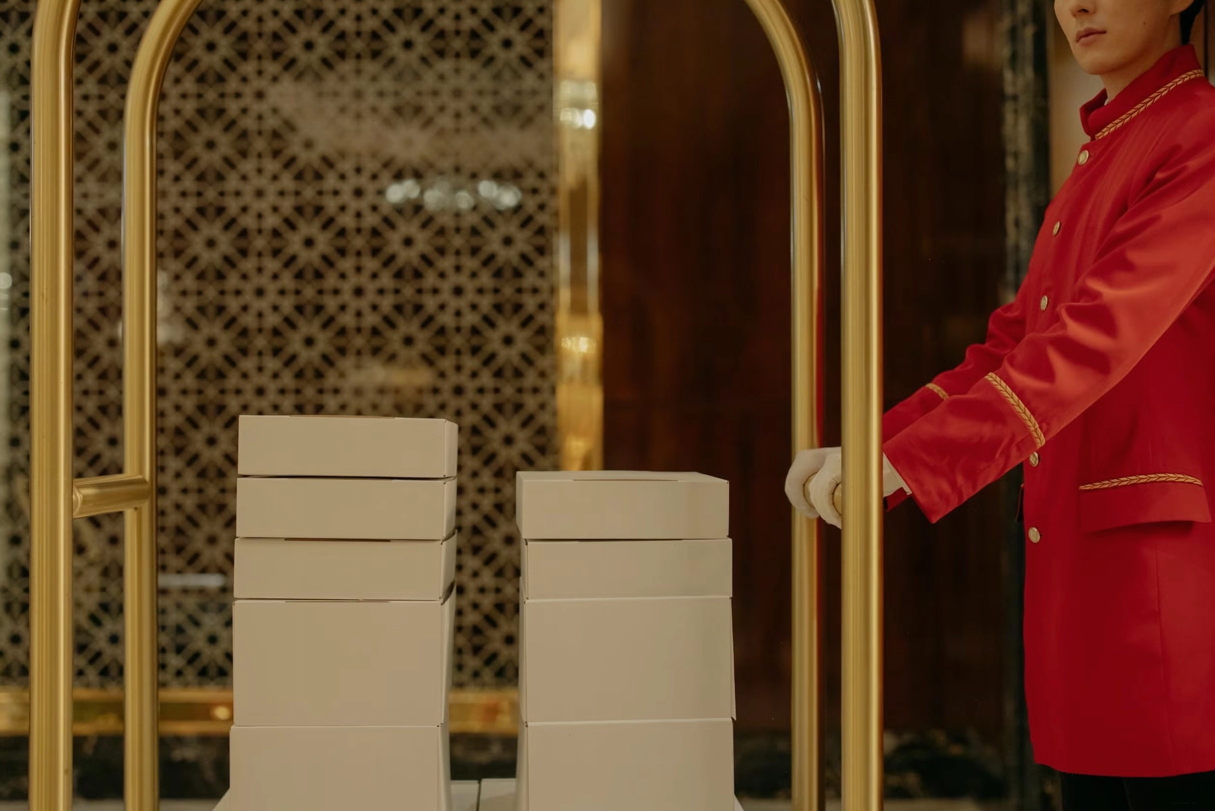 Bellhop đang giúp khách mang hành lý vào khách sạn