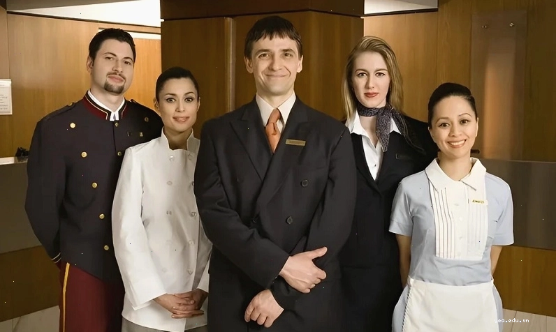 Bellman hỗ trợ khách mang hành lý lên phòng