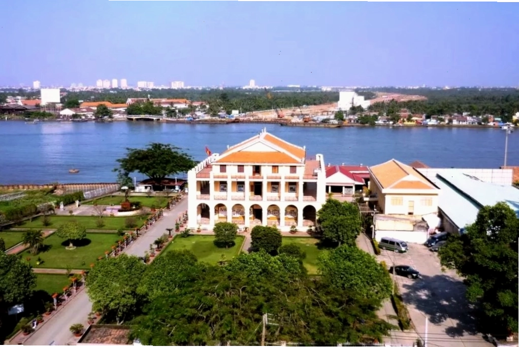 Bến cảng Nhà Rồng nằm cạnh sông Sài Gòn với cảnh quan thơ mộng