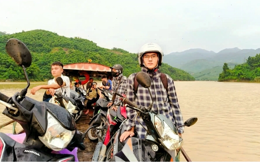 Bến đò tạm bợ trên sông Mã, nơi người dân phải di chuyển hàng ngày