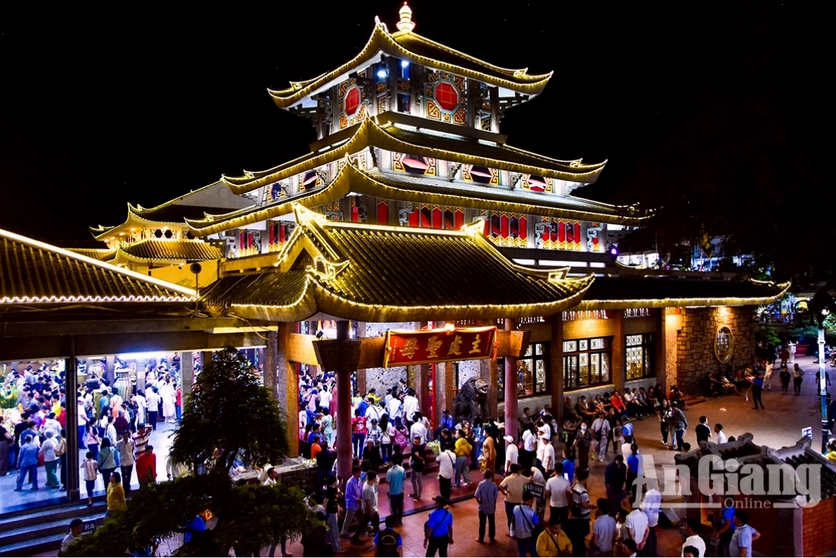 Bên trong chánh điện Miếu Bà Chúa Xứ với nhiều đồ lễ dâng cúng