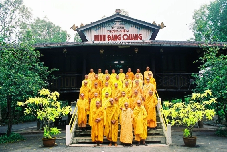 Bên trong chánh điện Pháp viện Minh Đăng Quang với ban thờ Phật và Tổ sư