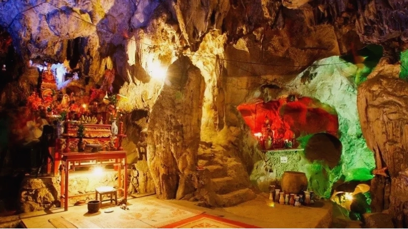 Bên trong Động Tam Thanh với nhũ đá kỳ ảo và hồ nước trong xanh