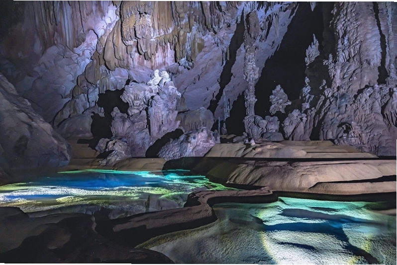 Bên trong hang động Phong Nha với thạch nhũ tuyệt đẹp