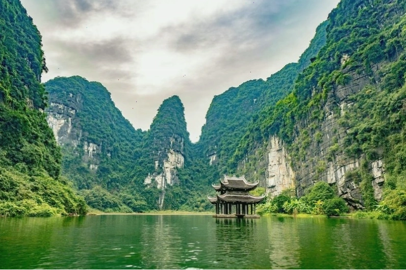 Bên trong Hang Đột Tràng An với hệ thống nhũ đá lấp lánh