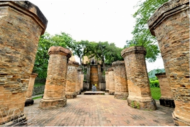 Bên trong Tháp Bà Ponagar với tượng Nữ thần Thiên Y Ana