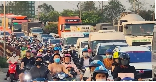 Biển báo giao thông chỉ dẫn đường đi tại TP.HCM
