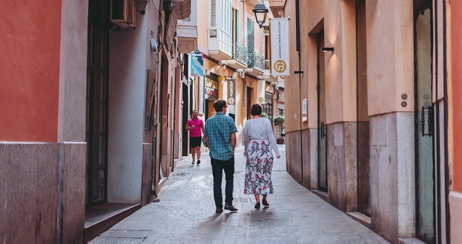 Biển báo giao thông và văn hóa địa phương tại Mallorca