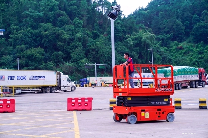 Biển báo và các công trình tại cửa khẩu Bằng Tường