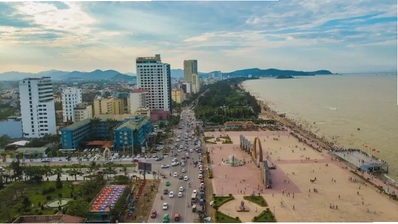 Biển Cửa Lò Nghệ An với dải cát trắng dài và làn nước trong xanh mát lạnh