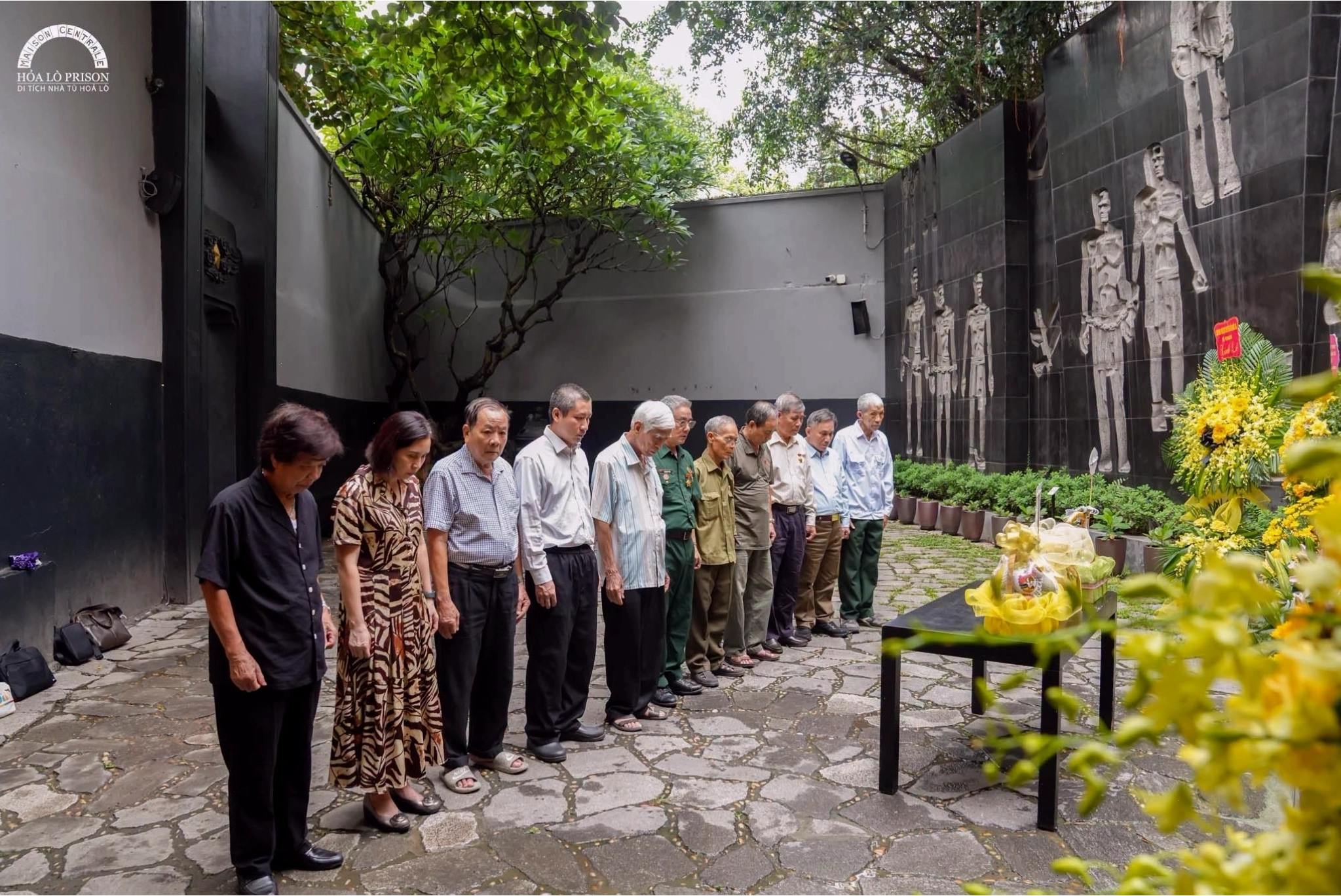 Biển hiệu ghi tên Nhà tù Hỏa Lò bằng tiếng Việt và tiếng Anh