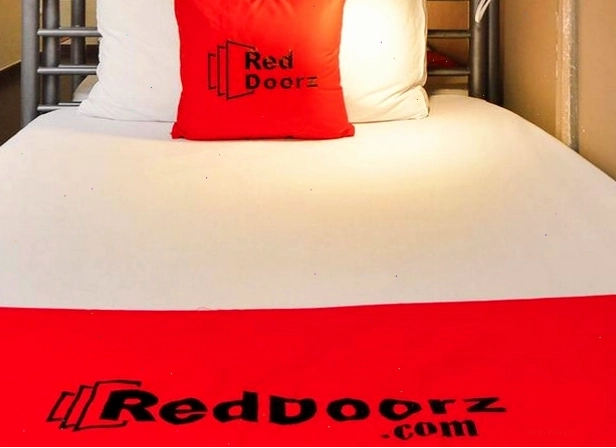 Biển hiệu khách sạn RedDoorz