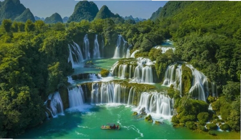 Biển mây bồng bềnh nhìn từ đỉnh Fansipan Sapa