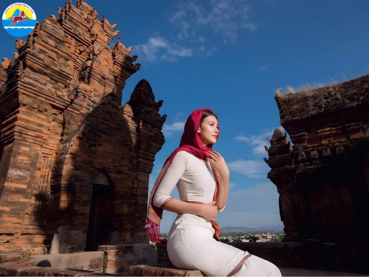 Biển Ninh Chữ với làn nước trong xanh và cát trắng mịn