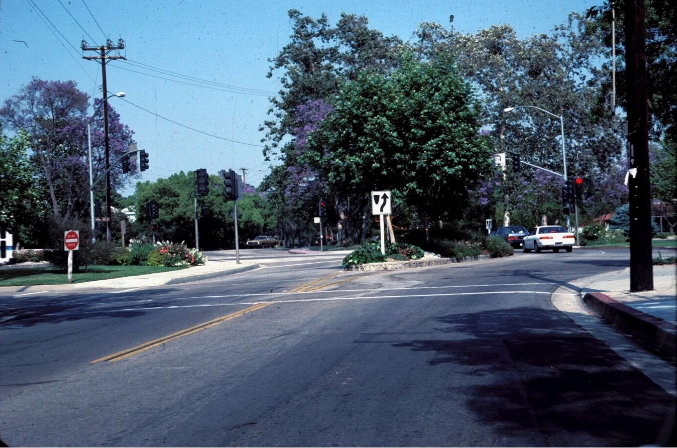 Biện pháp traffic calming tại Claremont California với bộ định tuyến làm chậm giao thông