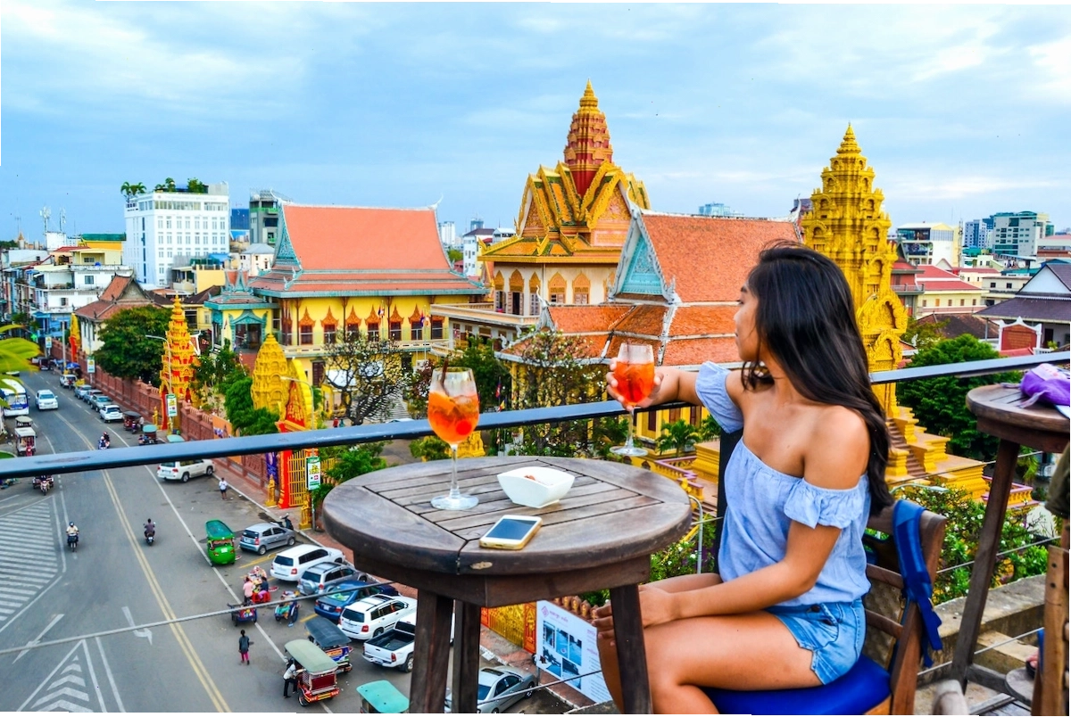 Biển Sihanoukville với bãi cát trắng và nước biển xanh ngắt