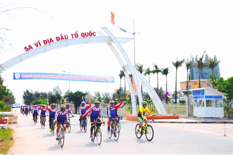 Biển Trà Cổ Móng Cái với cát trắng mịn và sóng biển rì rào