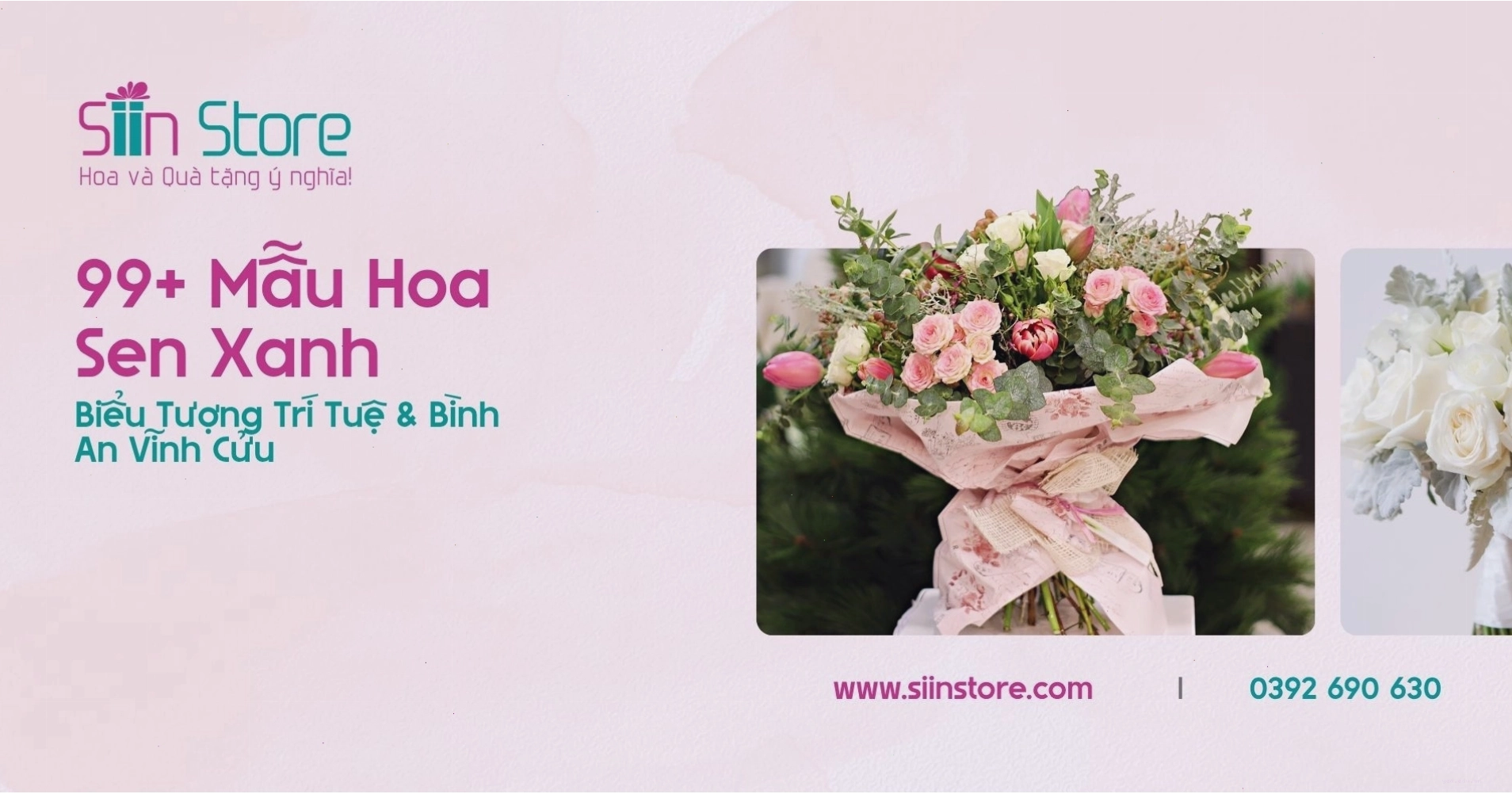 Bình hoa sen xanh dương đặt trên bàn làm việc tạo không gian thư thái