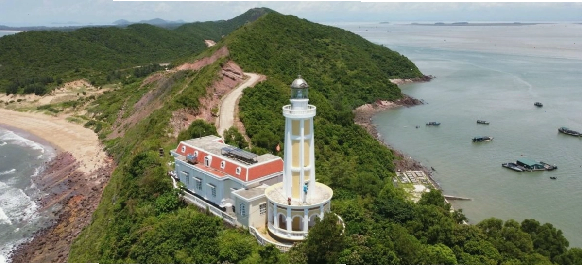 Bình minh rực rỡ trên đảo Vĩnh Thực nhìn từ ngọn hải đăng