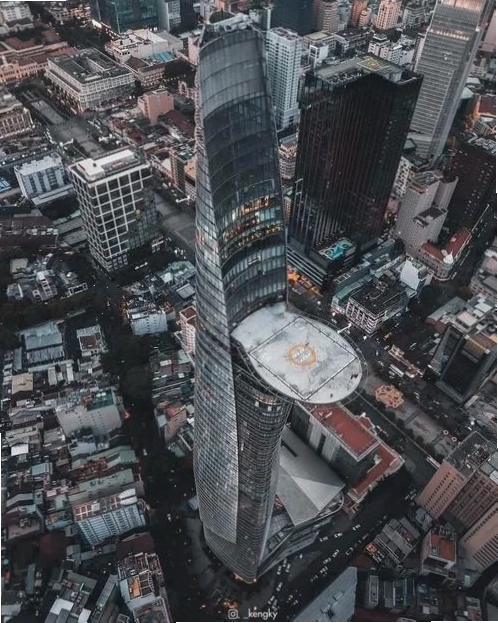 Bitexco với ánh sáng chiều xiên qua mặt kính