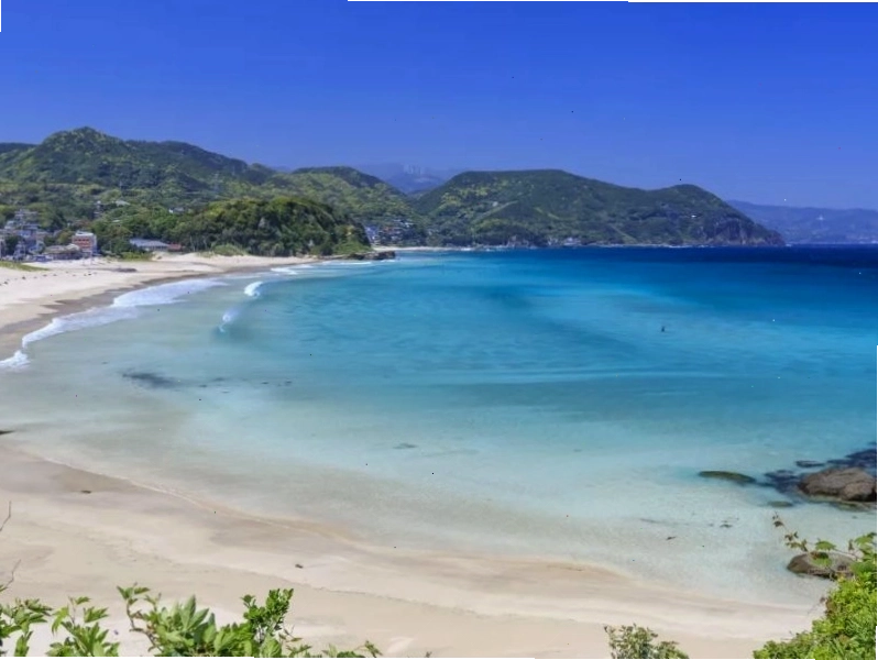 Bờ biển Miho no Matsubara với hàng thông xanh và núi Phú Sĩ phía xa