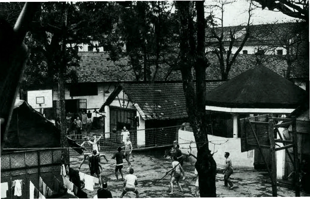 Bộ đội và công an tiếp quản Nhà tù Hỏa Lò ngày 10/10/1954