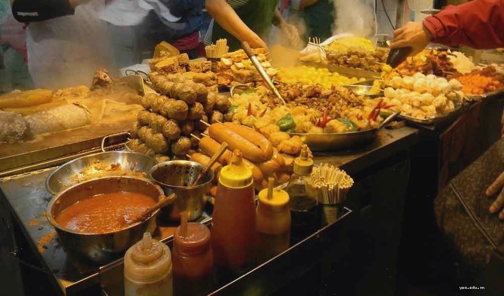 Bờ kè Thanh Đa là thiên đường của đồ ăn vặt Sài Gòn