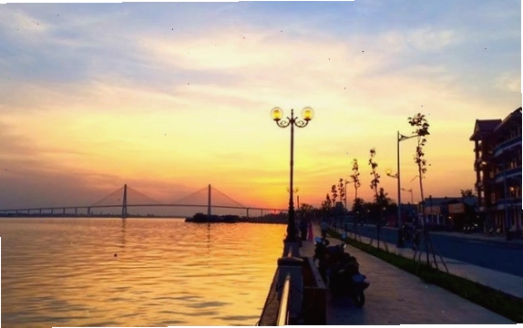 Bờ kè Thành Phố Mỹ Tho nhìn từ xa với kiến trúc hiện đại