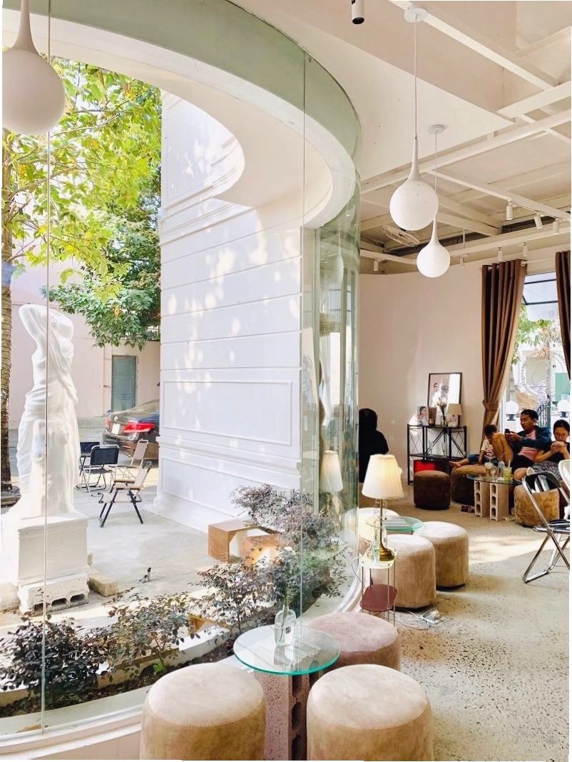 Bố trí nội thất Bus Cafe 2 với cửa kính đón ánh sáng tự nhiên