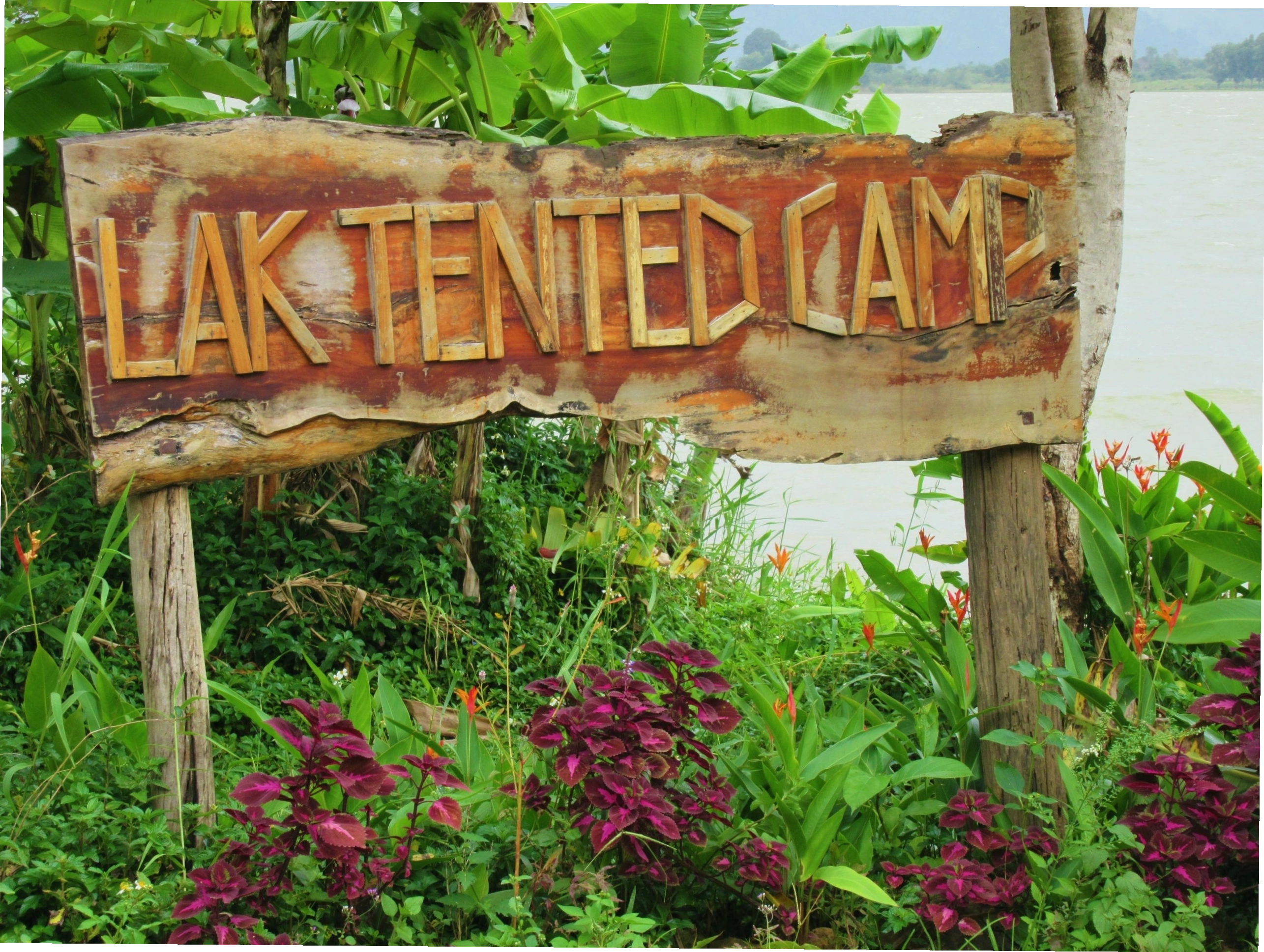 Bữa sáng thịnh soạn được phục vụ tại nhà hàng Lak Tented Camp