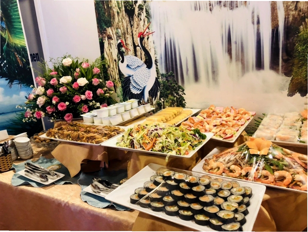Bữa tiệc buffet hải sản thịnh soạn trên tàu Indochina Queen