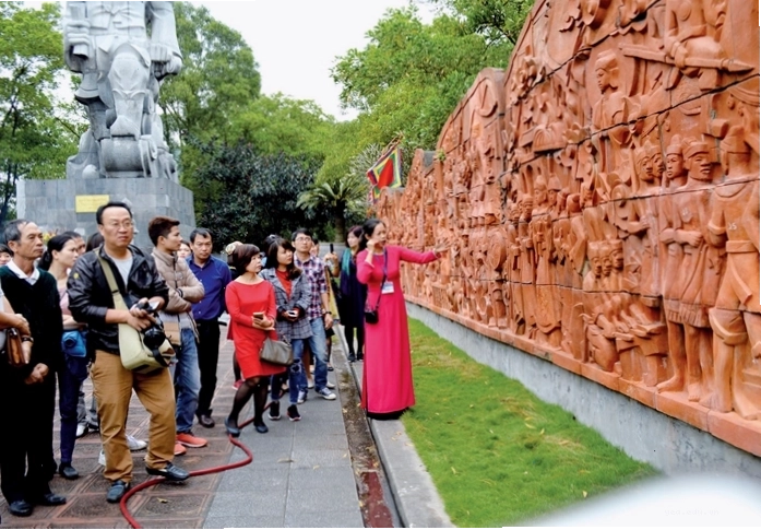 Bức phù điêu tại Đền Cao An Phụ, Kinh Môn, Hải Dương với thế đất phong thủy đẹp