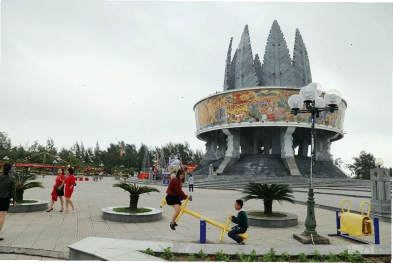 Bức phù điêu tại Mũi Sa Vĩ với ba ngọn thông vươn cao