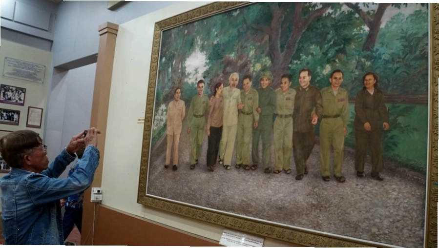 Bức tranh: “Chủ tịch Hồ Chí Minh với các anh hùng dũng sĩ miền Nam năm 1965”