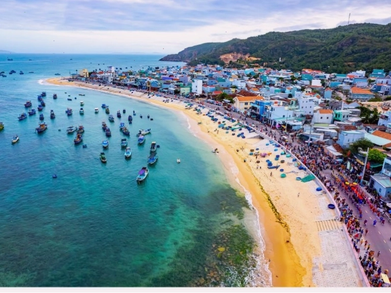 Bức tranh yên bình tại Làng chài Nhơn Hải với biển xanh và những thuyền đánh cá