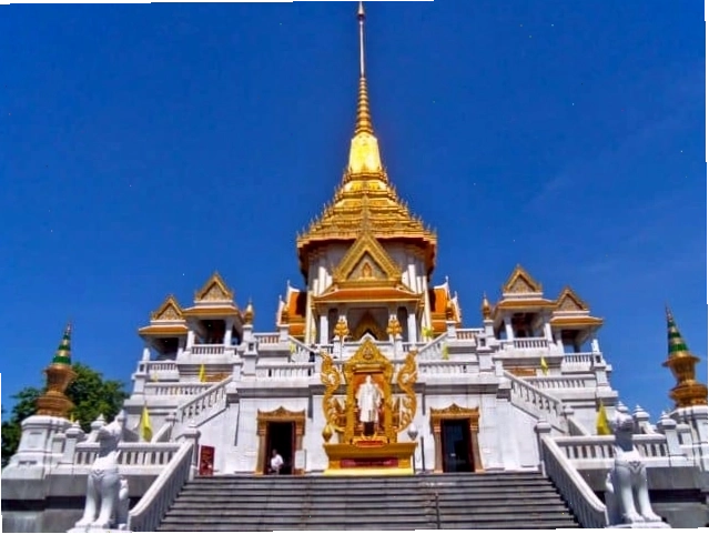 Bức tượng Phật Vàng khổng lồ tại Chùa Wat Traimit