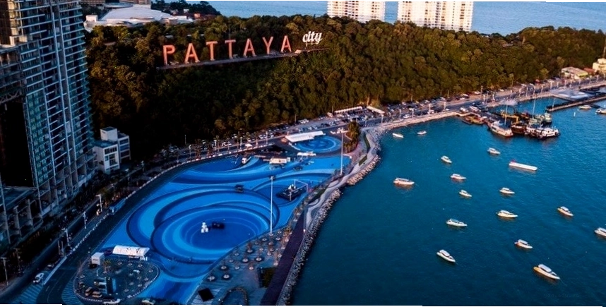 Bức tượng Phật Vàng khổng lồ tại Wat Phra Yai, Pattaya
