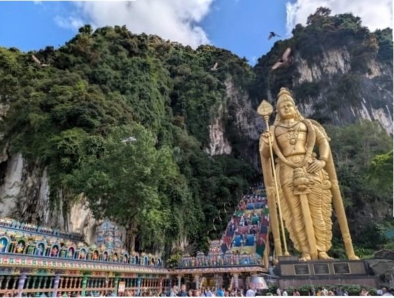 Bức tượng vàng Chúa Murugan trước hang động Batu, Malaysia