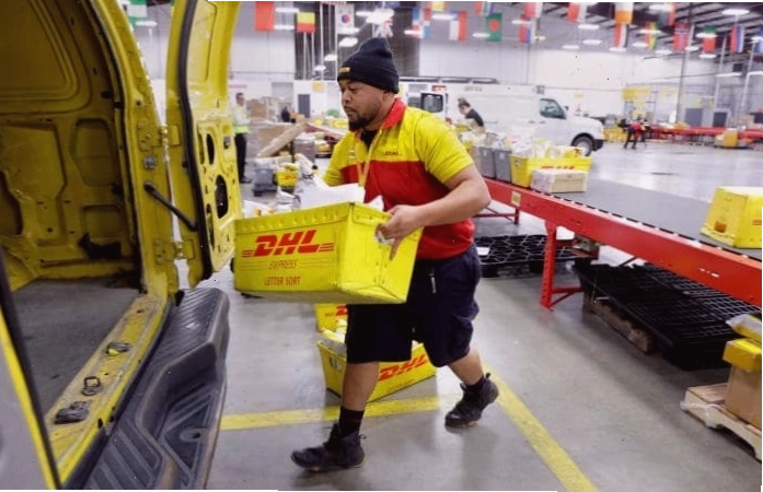 Bưu cục DHL tại TPHCM hỗ trợ khách hàng gửi hàng đi Úc