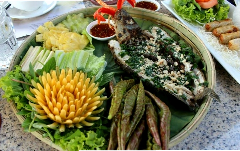 Cá lóc nướng cuốn lá sen non, một đặc sản độc đáo của Sa Đéc