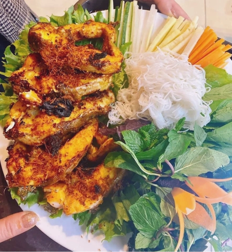 Cá nướng thơm lừng ăn kèm rau cuốn tươi ngon, đặc sản Phú Thọ