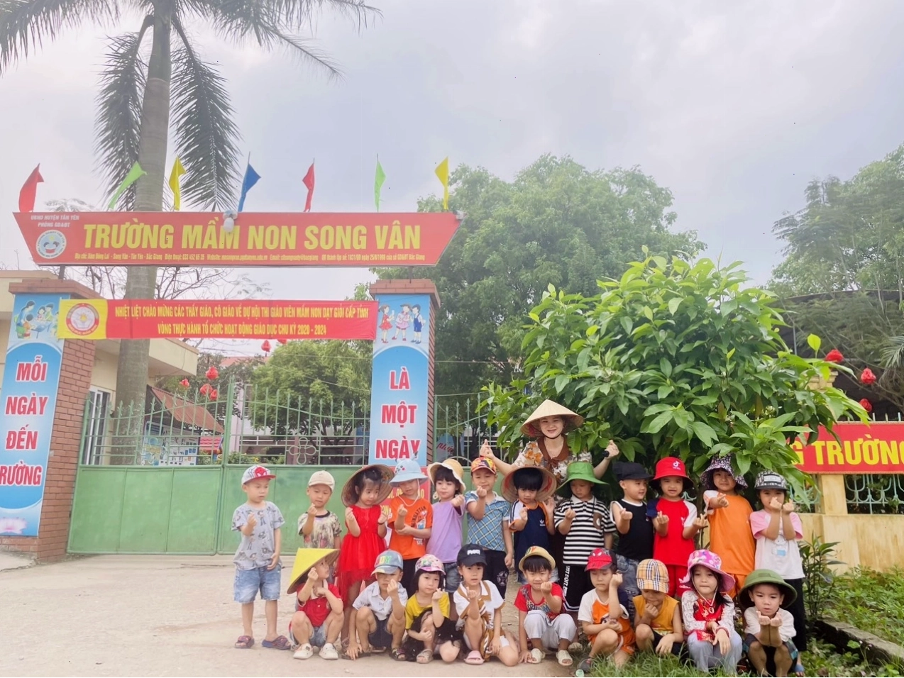 Các bé thích thú khám phá phong cảnh đồng lúa