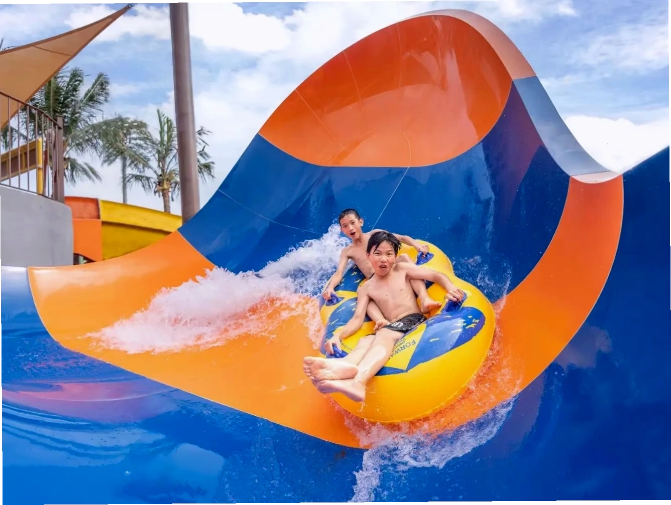 Các bé vui chơi tại khu vực dành cho trẻ em ở Sun World Sầm Sơn