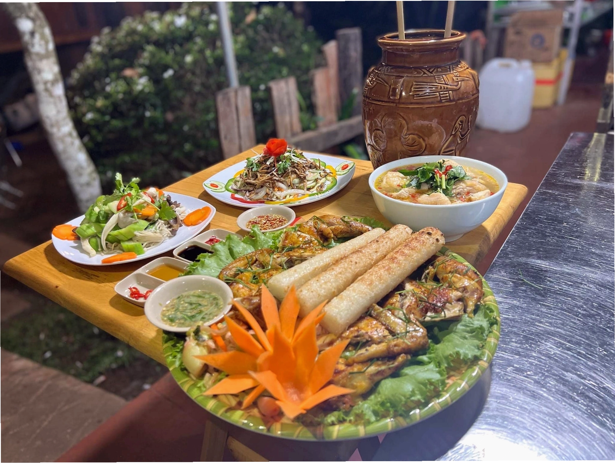 Các bức tượng gỗ mô phỏng cuộc sống người Tây Nguyên