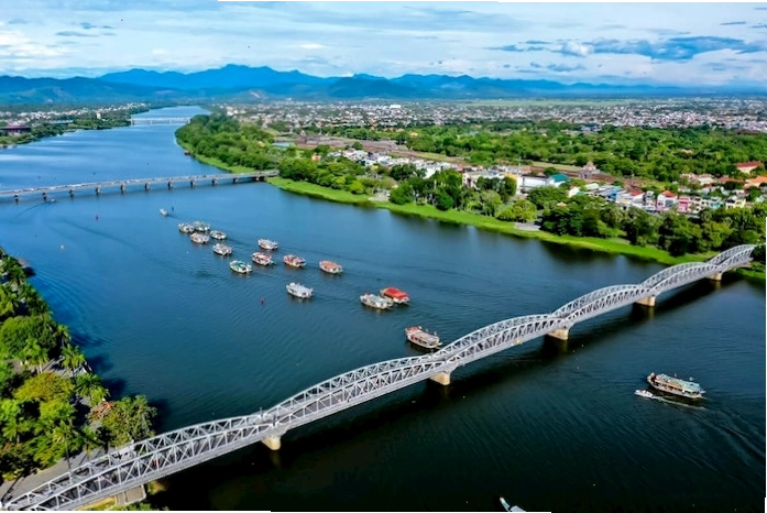 Các cây cầu Huế lung linh về đêm trên sông Hương