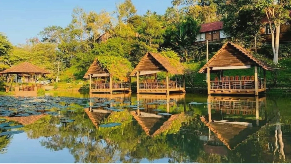 Các gian hàng bán đồ thổ cẩm và quà lưu niệm tại chợ đêm Buôn Ma Thuột